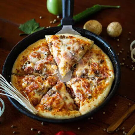 Daging Sapi Giling + Daging Sapi Asap + Daging Ayam + Sosis Sapi + Keju Mozzarella